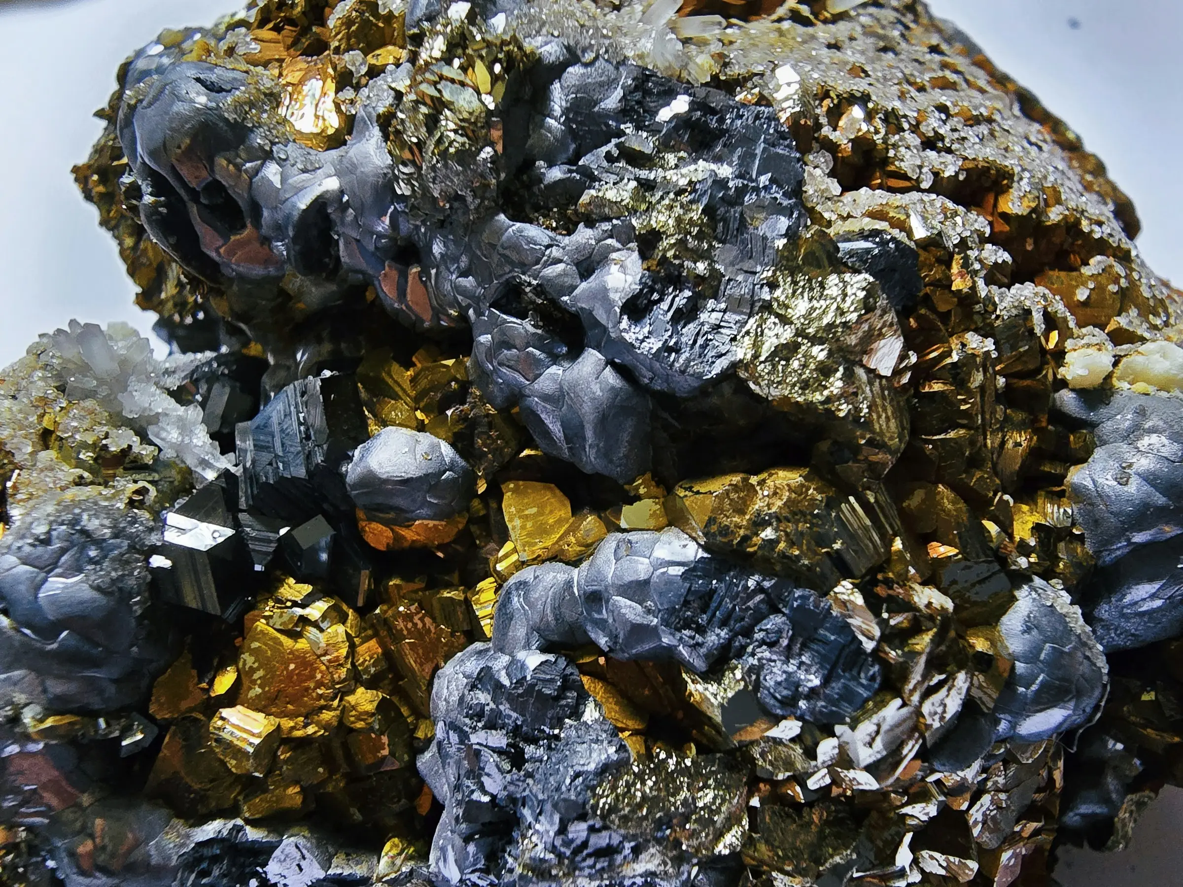 Gold and silver ore (illustrative image)